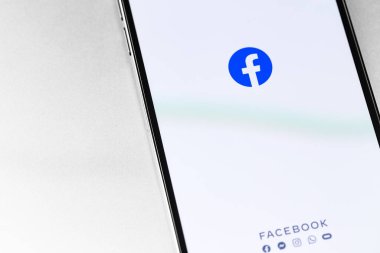 Ekran akıllı telefon iPhone 'unda Facebook mobil logo uygulaması. Facebook dünyadaki en büyük ve en popüler sosyal ağ sitesidir. Moskova, Rusya - 23 Ocak 2021