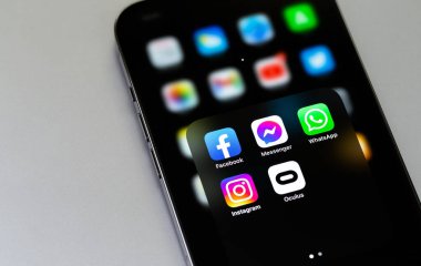 Facebook, Messenger, WhatsApp, Instagram, Oculus VR ekranda akıllı telefon, iPhone. Facebook, ABD 'de Büyük Beşli (Big Tech, GAFAM) olarak kabul edilir. Moskova, Rusya - 27 Ocak 2021