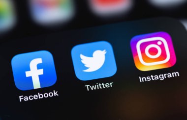 Facebook, Twitter, Instagram mobil simge uygulamaları ekran akıllı telefon iPhone 'unda. Facebook dünyadaki en büyük ve en popüler sosyal ağ sitesidir. Moskova, Rusya - 23 Ocak 2021