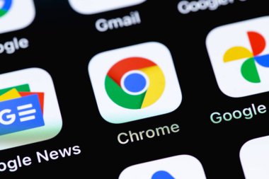 Google Chrome tarayıcı mobil simge uygulaması ekrandaki akıllı telefon iPhone arayüzü kapanması. Google Chrome, Google tarafından geliştirilen bir tarayıcıdır. Moskova, Rusya - 23 Ocak 2021