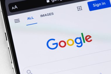 Google anasayfası, ekrandaki akıllı telefon kapatma sayfası. Google, çok uluslu bir Amerikan şirketidir. Moskova, Rusya - 20 Ocak 2021