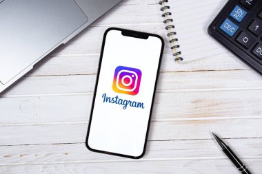 İş yerindeki akıllı telefon iPhone ekranındaki Instagram mobil uygulaması. Instagram akıllı telefonlar için fotoğraf paylaşım uygulamasıdır. Moskova, Rusya - 22 Ocak 2021