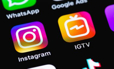 Instagram, IGTV mobil logo uygulamaları ekran akıllı telefonu, iPhone yakın çekim. Instagram akıllı telefonlar için fotoğraf paylaşım uygulamasıdır. Moskova, Rusya - 23 Ocak 2021