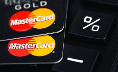 MasterCard plastik elektronik kartlar ve hesap makineli makro, yakın plan. MasterCard (MasterCard), Amerika Birleşik Devletleri 'nin çok uluslu finansal hizmet şirketidir. Moskova, Rusya - 20 Ocak 2021
