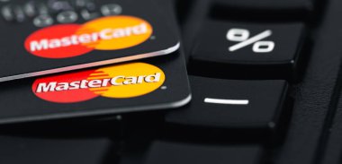 MasterCard plastik kartlar, hesap makineli, yakın çekim. MasterCard (MasterCard), Amerika Birleşik Devletleri 'nin çok uluslu finansal hizmet şirketidir. Moskova, Rusya - 20 Ocak 2021