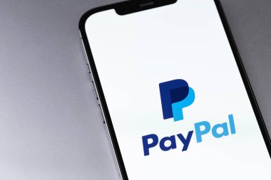 PayPal logosu ekranda, akıllı telefon, iPhone. Paypal internet tabanlı dijital para transferi servisidir. Moskova, Rusya - 11 Mart 2019