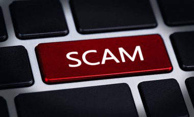 Karanlıkta SCAM sözcüğüyle kırmızı düğme, makro