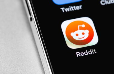 Akıllı telefon iPhone ekranındaki mobil uygulama simgesini reddit et. Reddit - Sosyal Haber Sitesi. Moskova, Rusya - 23 Ocak 2021
