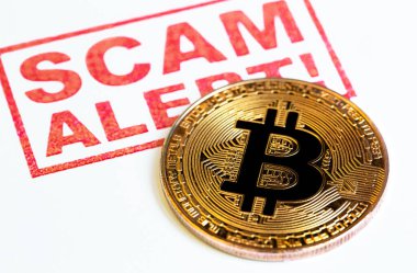 Dolandırıcılık, dolandırıcılık ve Bitcoin kripto para birimi sembolü beyaz arka planda