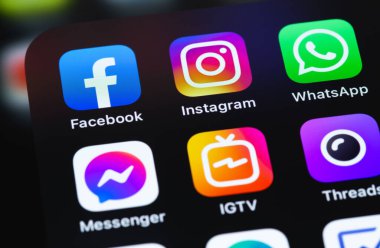 Sosyal medya mobil uygulamalarını (Instagram, Facebook, WhatsApp) ekrandaki akıllı telefon, iPhone 'da gösteriyor. Moskova, Rusya - 23 Ocak 2021