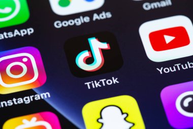bir ekran arayüzü iPhone 'unda sosyal medya mobil uygulamalarını (Instagram, TikTok, YouTube) göstermek. Moskova, Rusya - 23 Ocak 2021