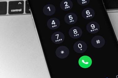 Telefon uygulamalı akıllı telefon iPhone klavyesi ekranda. Apple çok uluslu bir teknoloji şirketidir Moskova, Rusya - 23 Ocak 2021