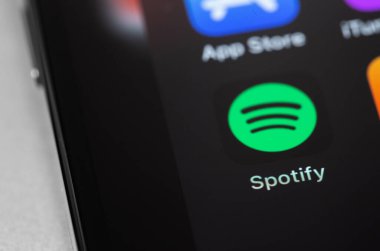 Akıllı telefon iPhone ekranındaki mobil simge uygulamasını kapat. Spotify - çevrimiçi ses servisi. Moskova, Rusya - 23 Ocak 2021