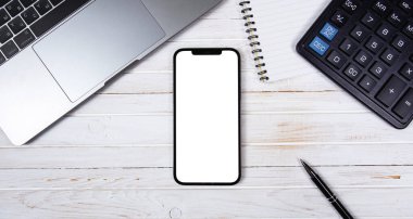 Bilgisayarın ve akıllı telefon iPhone 'unun üst görünümü. Ahşap masaüstü boş ekran, iş yeri arka planı. Moskova, Rusya - 23 Ocak 2021