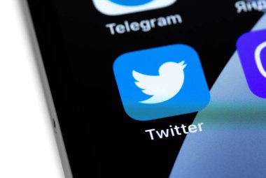 Twitter mobil uygulama logosu ekrandaki akıllı telefon iPhone 'una yakın plan. Twitter, mikroblog ve ağ iletişimi için bir sosyal medya hizmetidir. Moskova, Rusya - 23 Ocak 2021