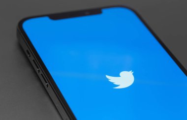 Twitter mobil logo uygulaması ekrandaki akıllı telefon, iPhone. Twitter, mikroblog ve ağ iletişimi için bir sosyal medya hizmetidir. Moskova, Rusya - 23 Ocak 2021