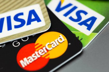 Plastik elektronik kart makrosu üzerinde Visa ve Mastercard logosu. Visa and MasterCard, Amerika Birleşik Devletleri 'nin çok uluslu finansal hizmet şirketidir. Moskova, Rusya - 16 Nisan 2021
