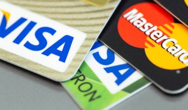 Visa, plastik elektronik kartlarda MasterCard logosu yakın plan, makro. Visa and MasterCard, Amerika Birleşik Devletleri 'nin çok uluslu finansal hizmet şirketidir. Moskova, Rusya - 16 Nisan 2021