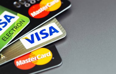 Visa, plastik elektronik kart makrosu üzerine MasterCard logosu. Visa and MasterCard, Amerika Birleşik Devletleri 'nin çok uluslu finansal hizmet şirketidir. Moskova, Rusya - 16 Nisan 2021