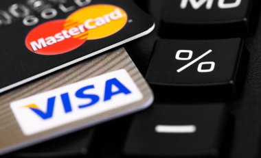 Visa, MasterCard plastik elektronik kartlar ve yakın plan hesap makinesi, makro. Visa and MasterCard, Amerika Birleşik Devletleri 'nin çok uluslu finansal hizmet şirketidir. Moskova, Rusya - 20 Ocak 2021