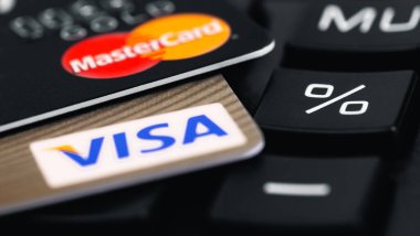 Visa, MasterCard plastik elektronik kartlar ve yakın plan hesap makineleri. Visa and MasterCard, Amerika Birleşik Devletleri 'nin çok uluslu finansal hizmet şirketidir. Moskova, Rusya - 20 Ocak 2021