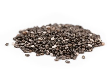 Chia tohumları salvia hispanica makrosu beyaz arkaplanda izole 