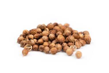 Kişniş tohumları makrosu, beyaz arkaplanda izole