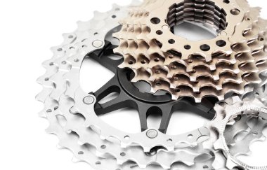 Alüminyum örümcekli bisiklet ekipmanları kaseti, beyaz arkaplanda yakınlaştırma roketleri