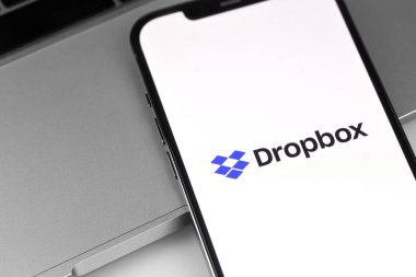 Dropbox logo mobil uygulaması akıllı telefon iPhone ekranında. Dropbox şirketi Dropbox Inc. Moskova, Rusya - 14 Nisan 2021