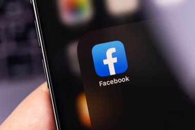 Facebook mobil logo uygulaması ekrandaki akıllı telefon iPhone, makro simge. Facebook dünyadaki en büyük ve en popüler sosyal ağ sitesidir. Moskova, Rusya - 23 Nisan 2021