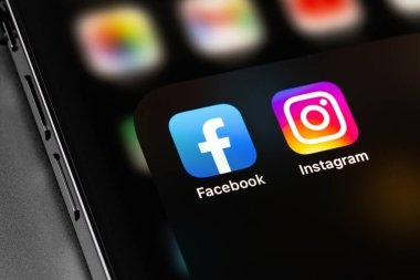 Facebook, Instagram mobil uygulamaları ekran akıllı telefonu, iPhone. Facebook, ABD 'de Büyük Beşli (Big Tech, GAFAM) olarak kabul edilir. Moskova, Rusya - 23 Nisan 2021
