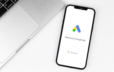 Google Ads (AdWords) ekrandaki mobil uygulama akıllı telefon iPhone, not defteri, iş yeri arka planı. Google servisleri. Google Ads bağlamsal bir hizmet olup, Google 'da arama reklamlarıdır. Moskova, Rusya - 14 Nisan 2021