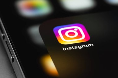 Instagram mobil uygulaması ekrandaki akıllı telefon iPhone, makro simge uygulaması. Instagram akıllı telefonlar için fotoğraf paylaşım uygulamasıdır. Moskova, Rusya - 23 Nisan 2021