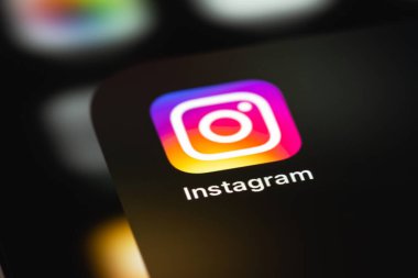 Instagram mobil uygulaması ekrandaki akıllı telefon iPhone, makro. Instagram akıllı telefonlar için fotoğraf paylaşım uygulamasıdır. Moskova, Rusya - 23 Nisan 2021