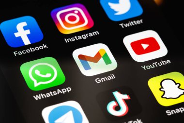 Sosyal medya uygulamalarını (Facebook, Instagram, Twitter, WhatsApp, Gmail, YouTube, TikTok, Telegram, Snapchat uygulamalarını ekrandaki akıllı telefon iPhone, makro arayüzde gösterir. Moskova, Rusya - 23 Nisan 2021