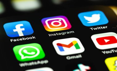 Sosyal medya uygulamalarını (Facebook, Instagram, Twitter, WhatsApp, Gmail, YouTube, TikTok, Telegram, Snapchat uygulamalarını ekrandaki akıllı telefon iPhone, makro göstermektedir. Moskova, Rusya - 23 Nisan 2021