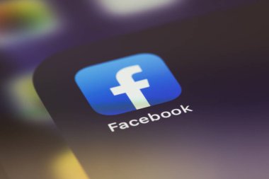 Akıllı telefon iPhone ekranındaki Facebook mobil simge uygulaması. Facebook dünyadaki en büyük ve en popüler sosyal ağ sitesidir. Moskova, Rusya - 14 Haziran 2021