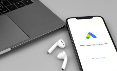 Google Ads (AdWords) mobil uygulaması ekranda akıllı telefon iPhone ve AirPods 'da. Google servisleri. Google Ads bağlamsal bir hizmet olup, Google 'da arama reklamlarıdır. Moskova, Rusya - 12 Haziran 2021