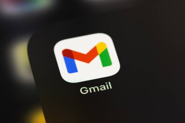 Akıllı telefon iPhone 'unda Google Gmail mobil simge uygulaması. Gmail, Google 'dan ücretsiz bir e-posta servisidir. Moskova, Rusya - 14 Haziran 2021