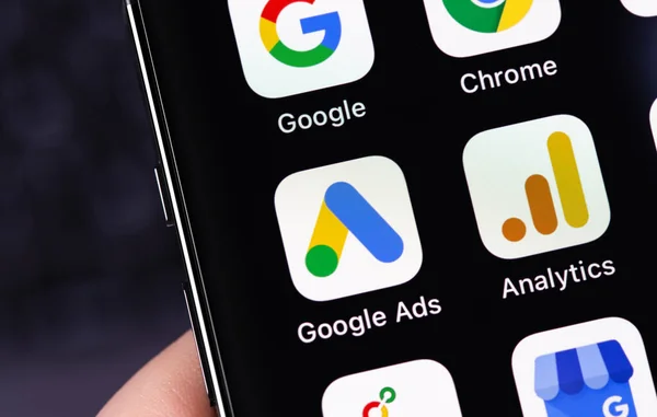 Aplikacje Mobilne Google Ads Adwords Wyświetlaczu Smartfona Iphone Ręku Makro — Zdjęcie stockowe