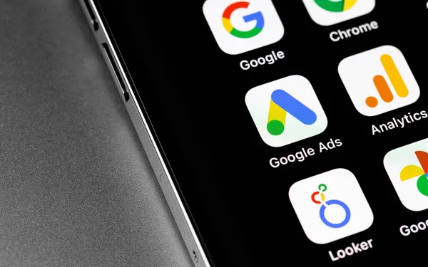 Google Ads Adwords Aplikacje Mobilne Analytics Wyświetlaczu Smartfona Interfejs Iphone — Zdjęcie stockowe