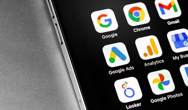 Google Ads Adwords Aplikacje Mobilne Analytics Wyświetlaczu Smartfona Iphone Usługi — Zdjęcie stockowe