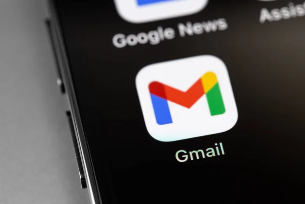 Akıllı telefondaki Google Gmail mobil uygulama simgesi, iPhone yakın plan. Gmail, Google 'dan ücretsiz bir e-posta servisidir. Moskova, Rusya - 16 Şubat 2021