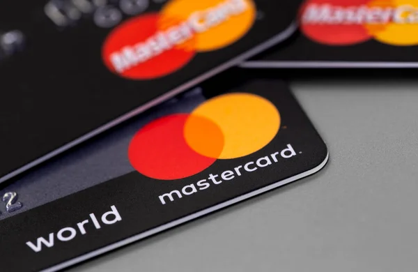 Mastercard Électronique Plastique Cartes Sur Fond Gris Gros Plan Master — Photo