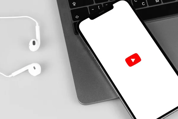 Logotipo Aplicación Móvil Youtube Pantalla Iphone Apple Auriculares Auriculares Primer — Foto de Stock