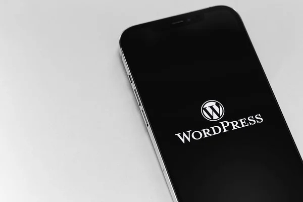 屏幕智能手机上的Wordpress标志 Iphone特写 Wordpress 开源网站内容管理系统 2021年1月20日 俄罗斯莫斯科 — 图库照片