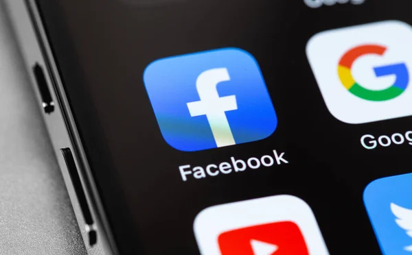 Facebook Aplicativo Ícone Móvel Tela Iphone Smartphone Facebook Maior Mais — Fotografia de Stock