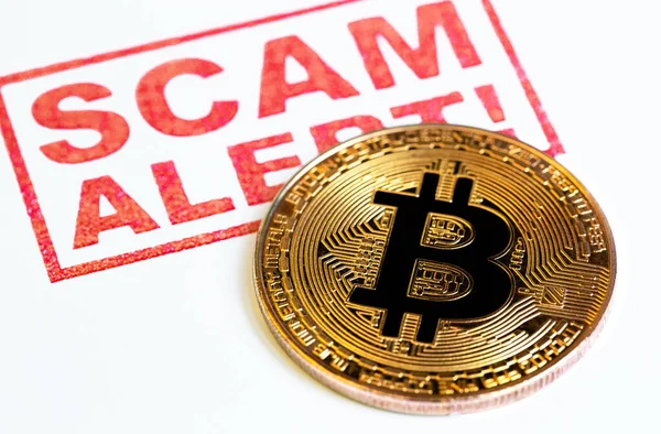 白色背景下的Scam Fraud和Bitcoin加密货币符号 — 图库照片