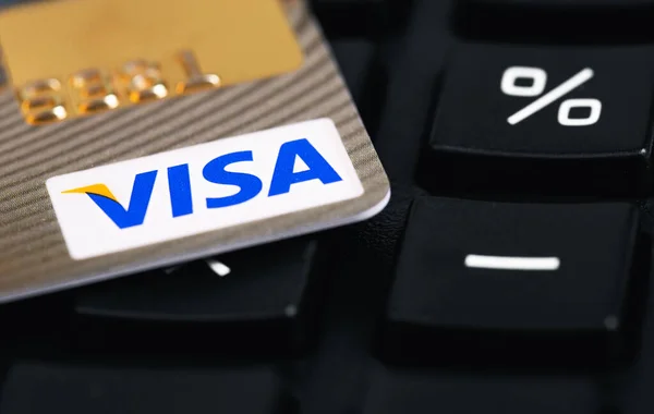 Visa Plastikowa Karta Elektroniczna Zbliżeniem Kalkulatora Visa Amerykańska Międzynarodowa Firma — Zdjęcie stockowe