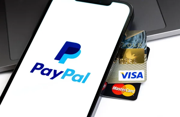 Visa Mastercard Műanyag Elektronikus Kártyák Közelkép Paypal Logó Képernyőn Okostelefon — Stock Fotó